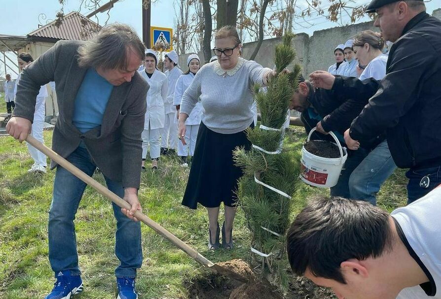Церемония посадки кедровых деревьев в Дербентском медицинском колледже им. Г.А. Илизарова