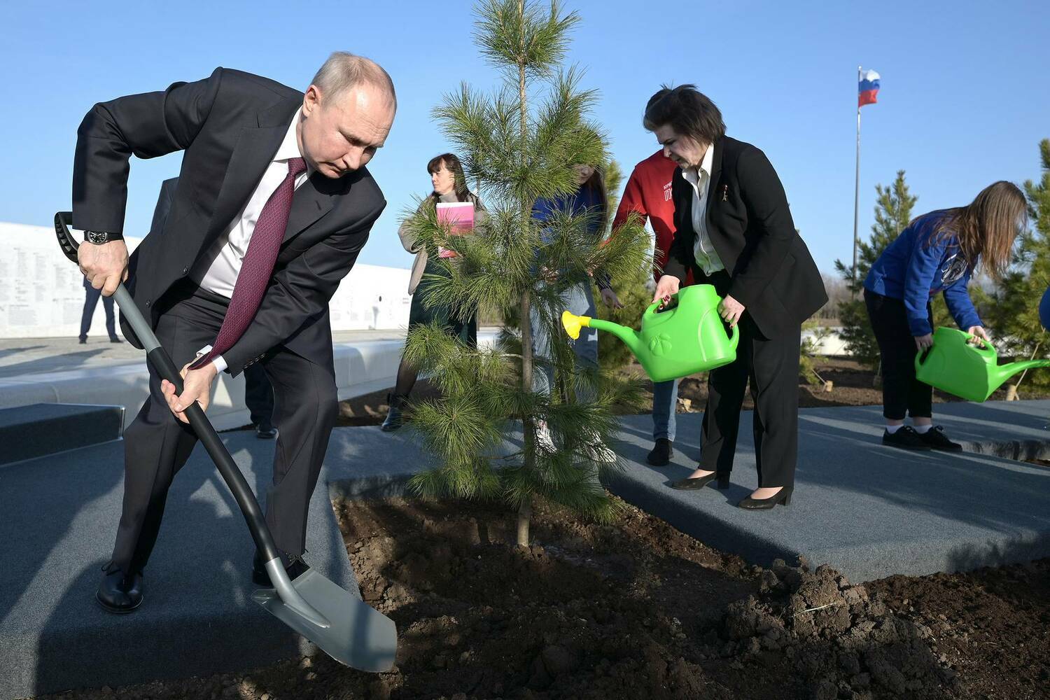 Владимир Путин посетил место приземления Гагарина, осмотрел Парк покорителей космоса и посадил кедр
